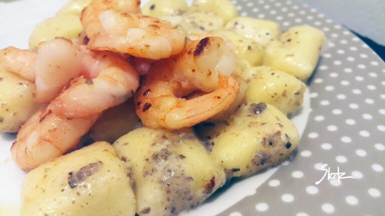 Smetanovi njoki s tartufato in kozicami