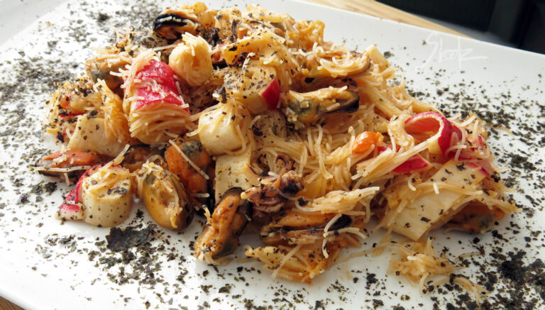 Riževi rezanci z morskimi sadeži