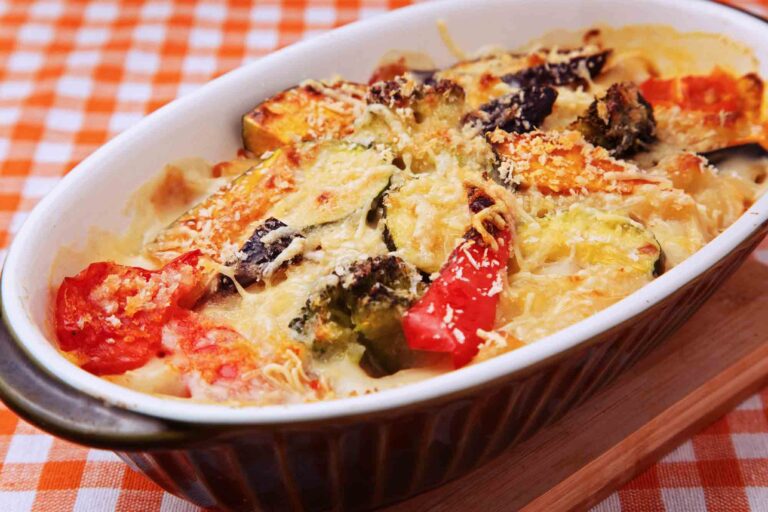 Gratinirane bučke z jajčevci in paradižnikom