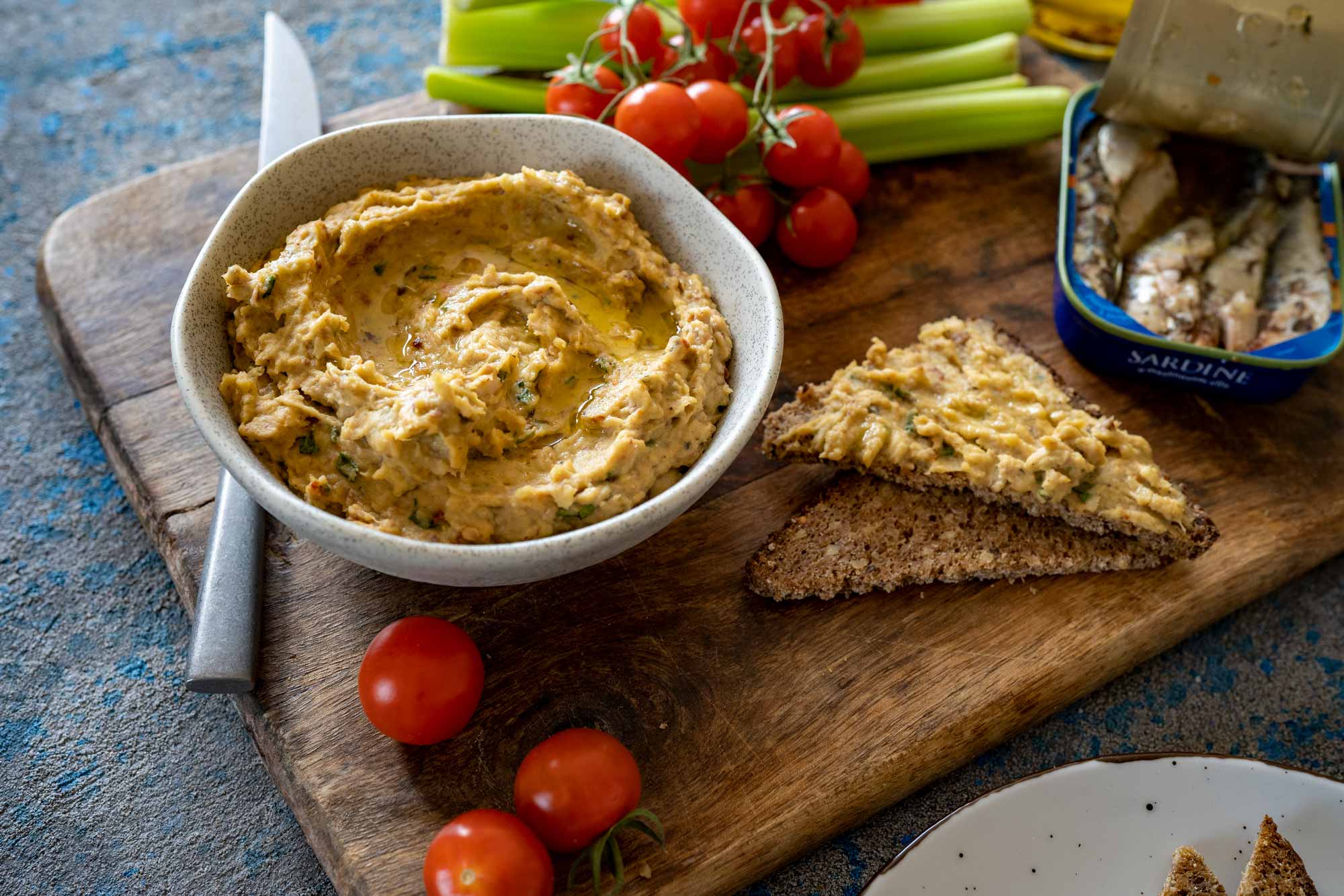 Hummus s sardinami
