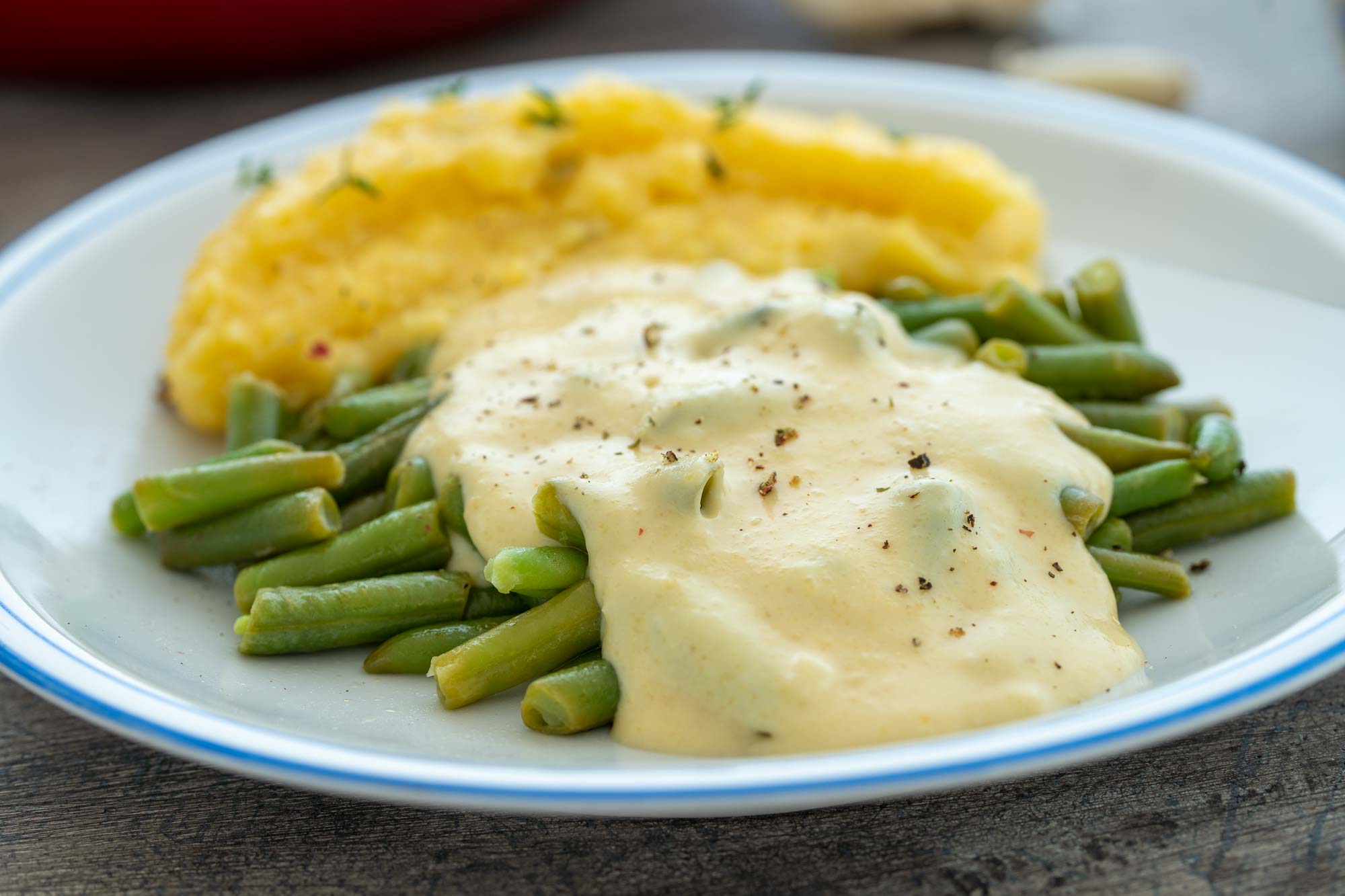 Stročji fižol s česnovo omako