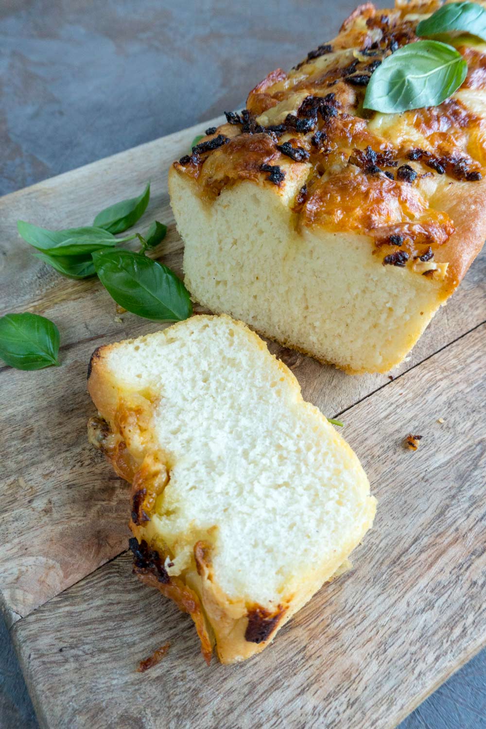 Čebulni pizza kruh s sirom in baziliko