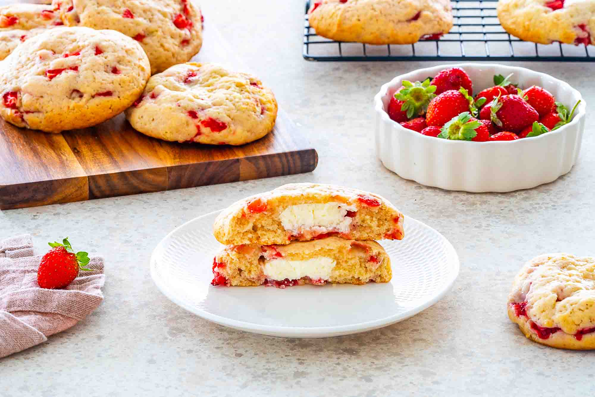 Cheesecake piškoti z jagodami