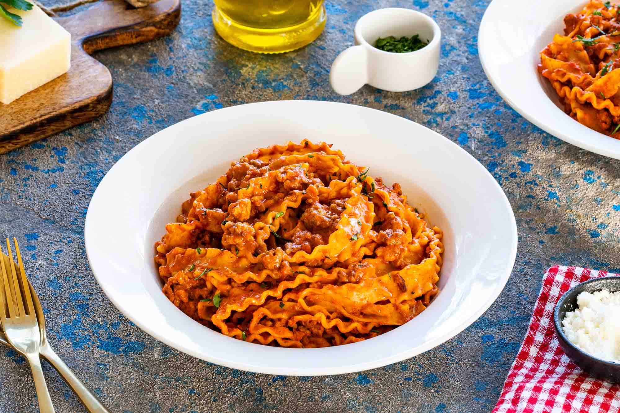 Valoviti rezanci v paprikaš omaki