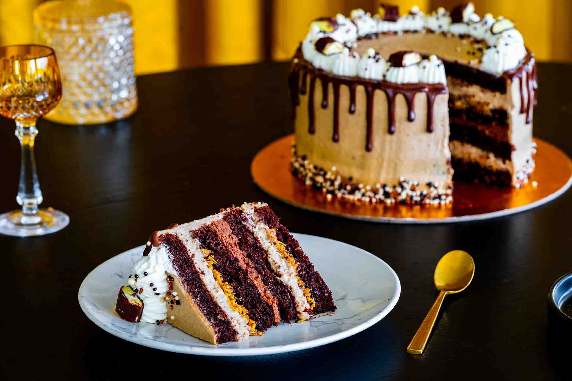 Bananina torta s čokolado in lešniki