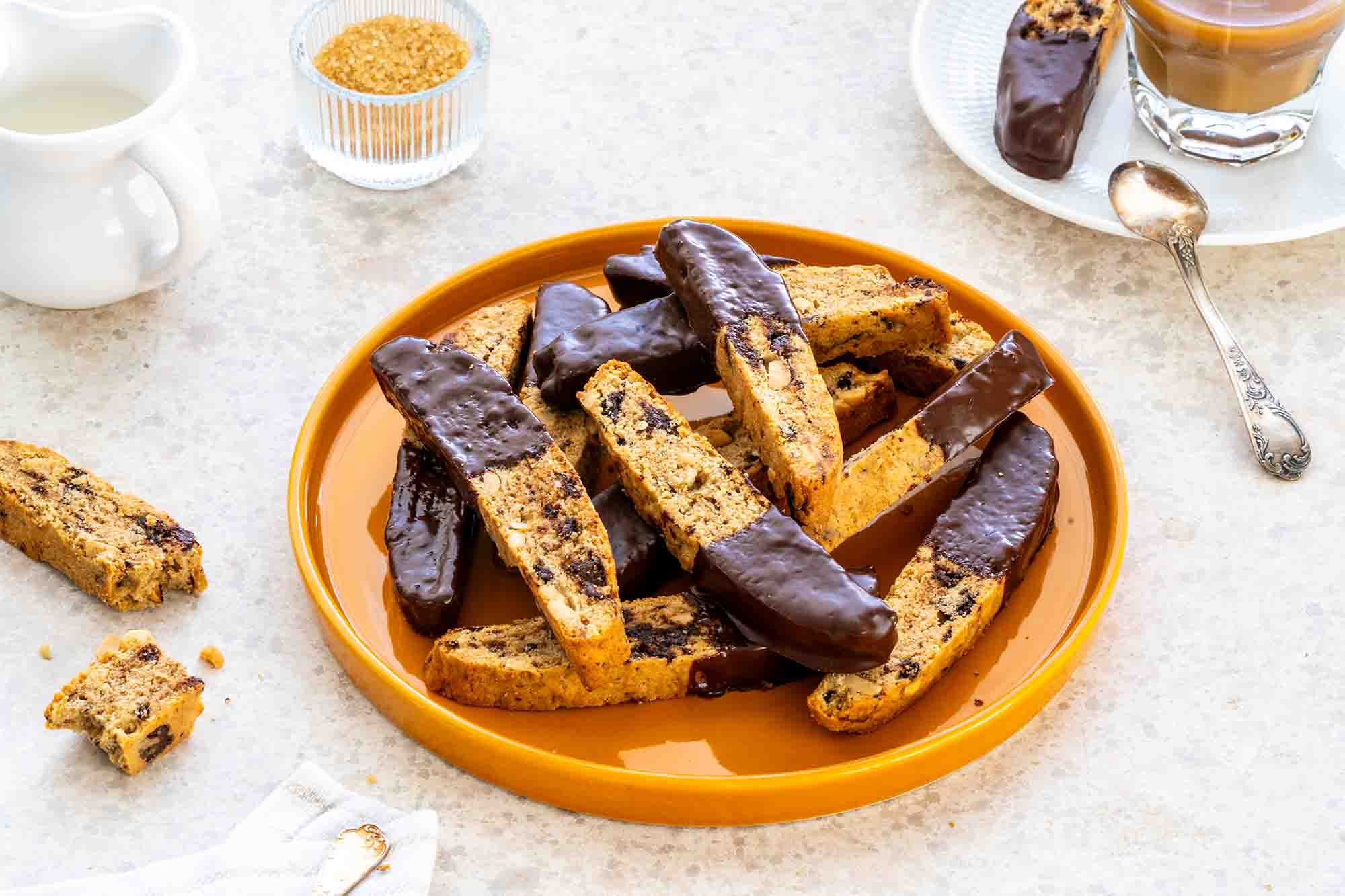 Dvakrat pečeni piškoti z arašidi in čokolado